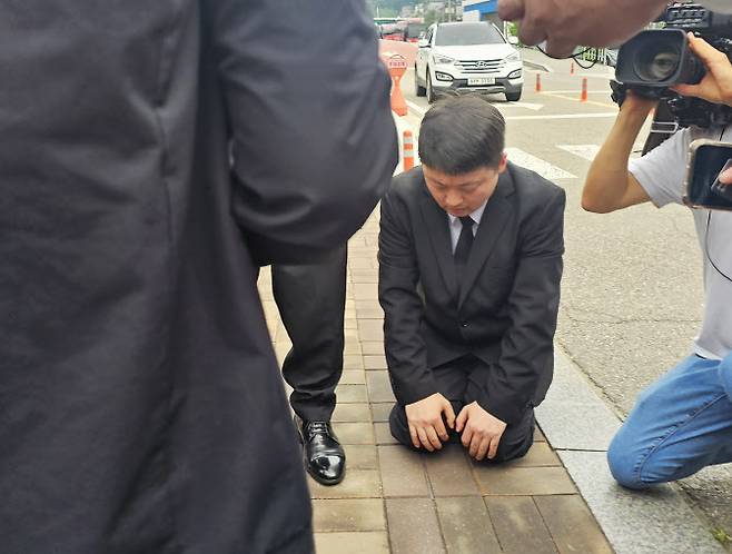 27일 오후 박중언 아리셀 총괄본부장이 경기도 화성시 모두누림센터에서 아리셀 공장 화재 희생자 유가족을 만나 무릎을 꿇고 있다 (사진=뉴시스)