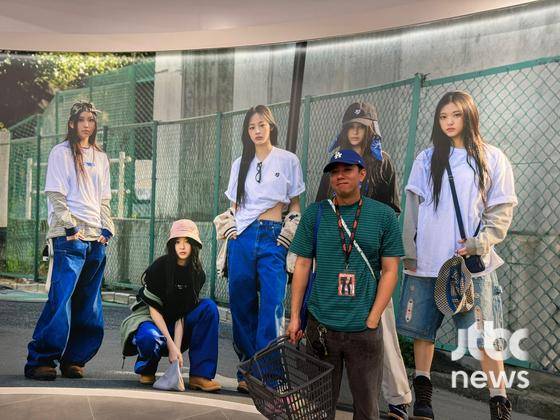 27일 일본 도쿄 시부야 '라인프렌즈 스퀘어 시부야'에서 뉴진스 팝업 스토어가 진행 중이다. 〈사진=JTBC엔터뉴스〉