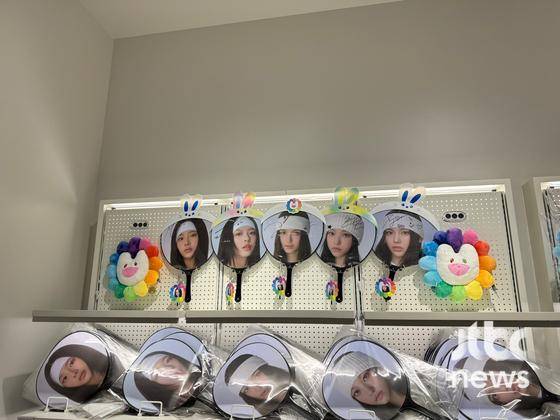 27일 일본 도쿄 시부야 '라인프렌즈 스퀘어 시부야'에서 뉴진스 팝업 스토어가 진행 중이다. 〈사진=JTBC엔터뉴스〉