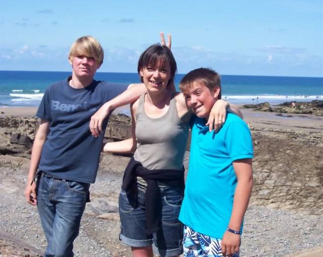 2014년 1월 아들의 잔인한 죽음을 맞이한 후 10년 동안 피오나와 팀은 아들의 이름으로 DSM 재단을 설립하고 부모, 교사, 아이들을 대상으로 마약과 알코올에 대한 교육을 위해 끊임없이 노력해 왔다. [사진=영국 일간 더선: 피오나와 두 아들, 오른쪽 파란셔츠 아이가 댄이다]