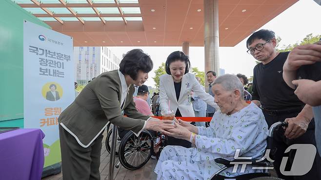 강정애 국가보훈부 장관이 11일 오후 호국보훈의 달을 맞아 서울중앙보훈병원을 방문, 의료진과 국가유공자 등에게 커피와 간식을 전달하고 있다. (국가보훈부 제공) 2024.6.11/뉴스1