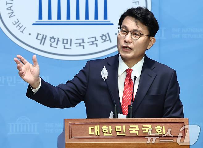 국민의힘 당권주자인 윤상현 의원이 26일 오전 서울 여의도 소통관에서 당대표 출마 선거와 관련한 기자회견을 하고 있다. 이날 윤 의원은 국민의힘 최초로 당원·시민선거대책위원장을 공모한다고 밝혔다. 2024.6.26/뉴스1 ⓒ News1 김민지 기자