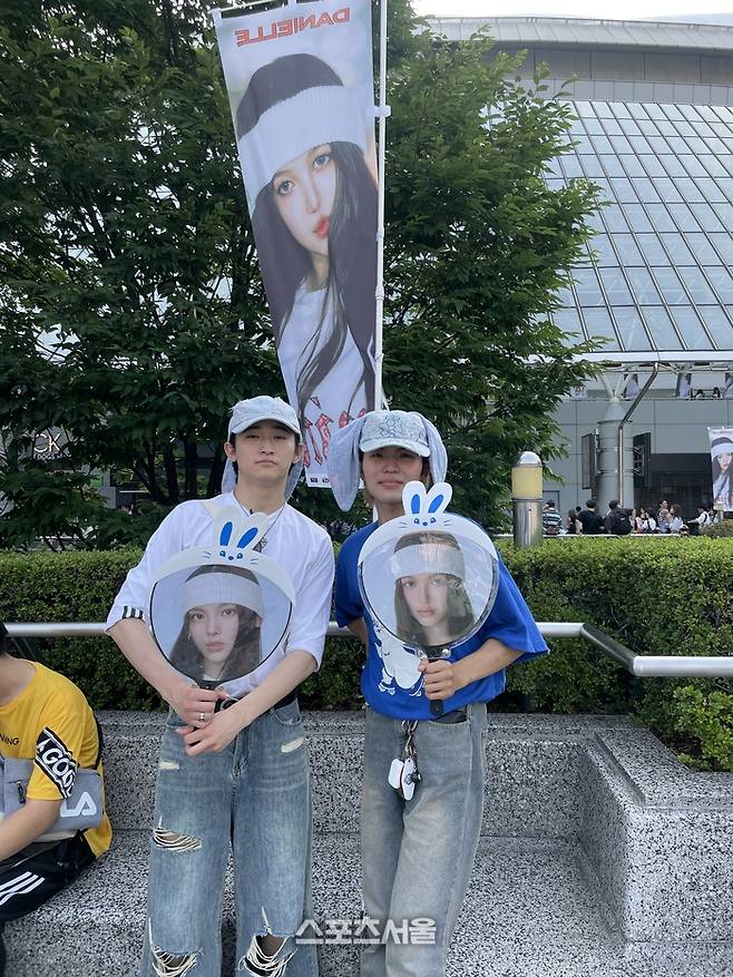 26일 뉴진스 도쿄돔 팬미팅 ‘버니즈 캠프’ 현장에서 만난 소타(19)와 칸타(19). 사진 | 정하은 기자