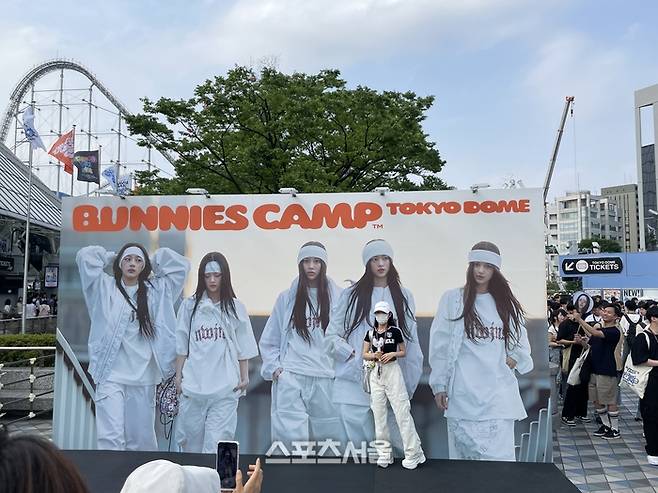 26일 뉴진스 도쿄돔 팬미팅 ‘버니즈 캠프’ 현장에서 만난 팬들. 사진 | 정하은 기자