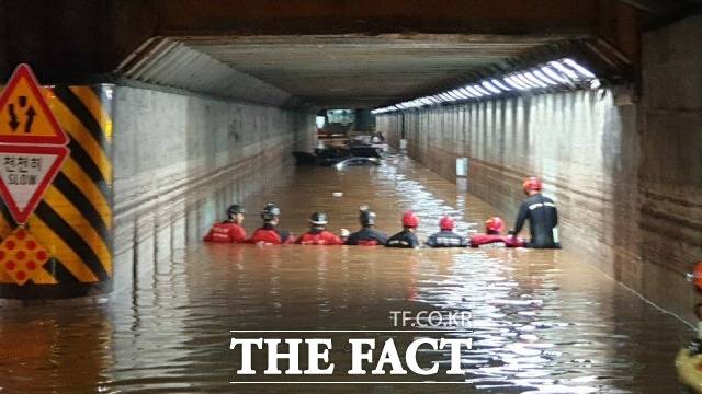 시간당 80mm의 기록적 폭우가 쏟아져 내린 2023년 7월 23일 오후 10시18분쯤 부산 초량 제1지하차도에서 차량 7대가 순식간에 불어난 물에 잠겨 3명이 숨질 당시 구조 활동 모습./ 부산경찰청 제공.