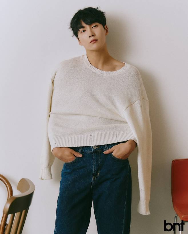 니트 톱은 르마드, 데님은 게스 제품.