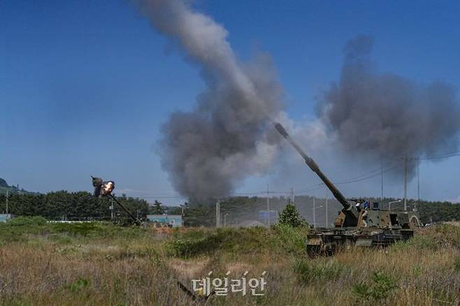 서북도서방위사령부가 26일 부대별 작전지역에서 K9 사격을 하고 있다. ⓒ해병대사령부