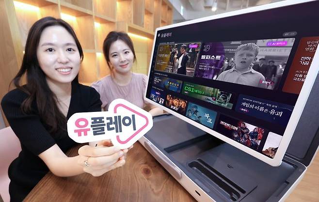 LG유플러스 직원들이 해외 콘텐츠 라인업을 대폭 강화한 IPTV 구독 상품 ‘유플레이’를 소개하고 있는 모습. ⓒLG유플러스