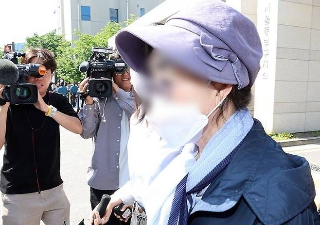 통장 잔고 증명서 위조 혐의 등으로 작년 7월 징역 1년을 선고받고 복역 중이던 윤석열 대통령의 장모 최은순 씨가 지난달 14일 오전 가석방 돼 서울동부구치소를 나서고 있다.ⓒ연합뉴스