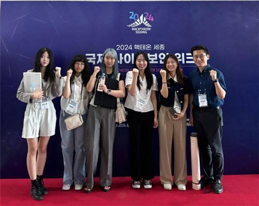 성신여대 CSE Lab 연구팀이 한국정보보호 하계학술대회에서 수상 후 기념사진을 촬영하는 모습.  [성신여대 제공]