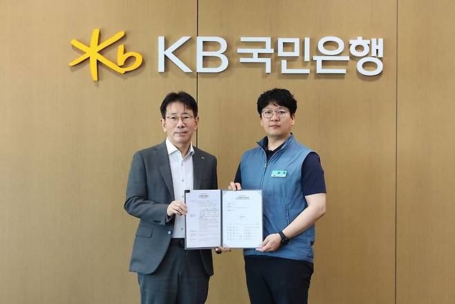 지난 26일 서울 영등포구 KB국민은행 신관 회의실에서 열린 '2024년 2·4분기 노사협의회 조인식'에서 이재근 KB국민은행장(왼쪽)과 김정 KB국민은행지부 위원장이 기념사진을 촬영하고 있다. 사진=국민은행 제공