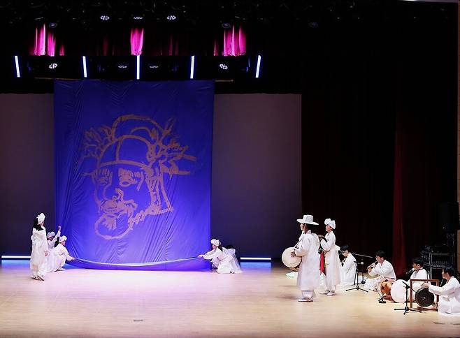 ‘담빛 풍류’에서 연희단팔산대와 악사들이 처용을 부르는 노래를 하며 바다를 상징하는 파란 천 위에 달걀 흰자위와 참깨로 처용을 그려 올리고 있다. 담양군문화재단 제공