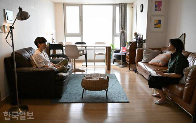 그의 작업실엔 편안한 소파가 마주 보고 있다. 그러나 책상 앞은 쿠션이 없는 딱딱한 의자가 놓여있다. 자기 힘으로 허리를 세워야 앉을 수 있는 의자, 그가 글을 쓰는 곳이다. 정다빈 기자