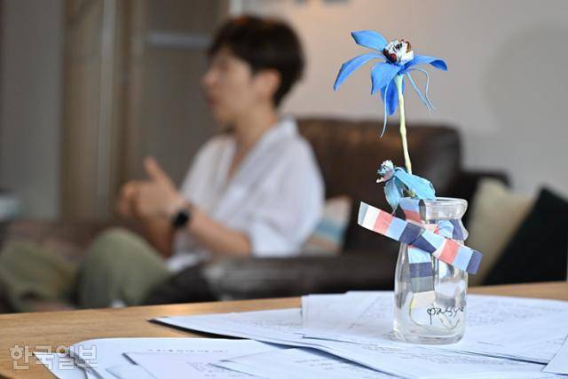 그의 작업실 곳곳엔 지금까지 쓴 시나리오들, 그걸 단행본으로 엮은 각본집, 드라마에 등장하는 소품들이 있었다. 책상에 드라마 ‘작은 아씨들’의 주요 소재인 푸른 난초가 놓였다. 정다빈 기자