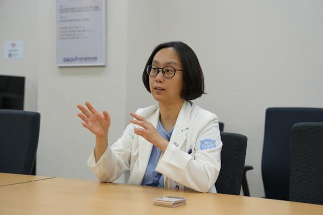 박지윤 분당서울대병원 산부인과 교수가 24일 병원 회의실에서 어렵게 태어난 다쉬제베그 아민후슬렌양의 상태를 설명하고 있다.