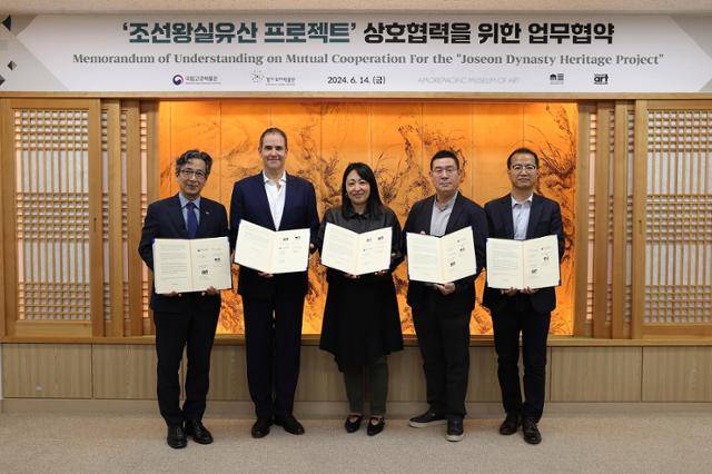 지난 14일 열린 조선왕실유산 프로젝트 업무협약식 모습. 왼쪽부터 정용재 국립고궁박물관장, 크리스토프 하인리히 덴버미술관장, 임수아 클리블랜드미술관 학예연구관, 전승창 아모레퍼시픽미술관장, 강명호 경기도자박물관장.