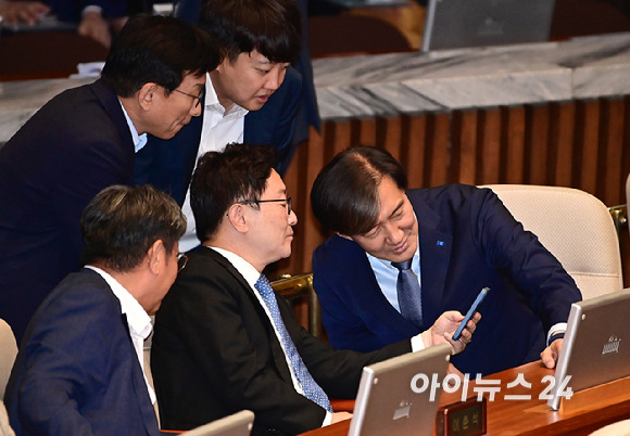 조국 조국혁신당 대표와 이준석 개혁신당 의원이 27일 오후 서울 여의도 국회에서 열린 본회의에서 박범계 더불어민주당 의원의 스마트폰을 보며 대화를 나누고 있다. [사진=곽영래 기자]