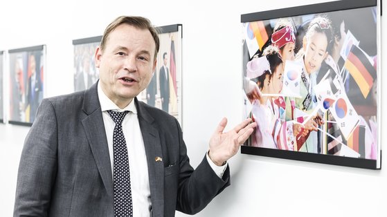 게오르크 슈미트 주한독일대사가 개인적으로 좋아한다는 사진에 대해 설명하고 있다. 대사관 통로에 장식된 사진 중 하나다. 김경록 기자