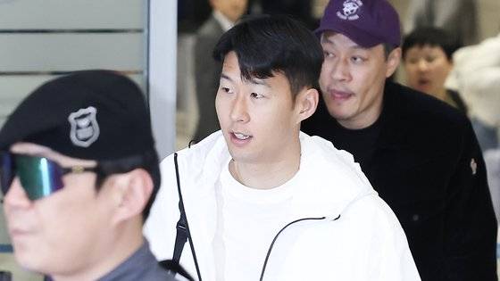 한국 축구대표팀 주장 손흥민이 지난 3월 18일 오후 2026 북중미 월드컵 아시아 2차 예선 태국과의 2연전에 대비한 첫 훈련에 합류하기 위해 인천국제공항을 통해 귀국하고 있다. 뉴스1