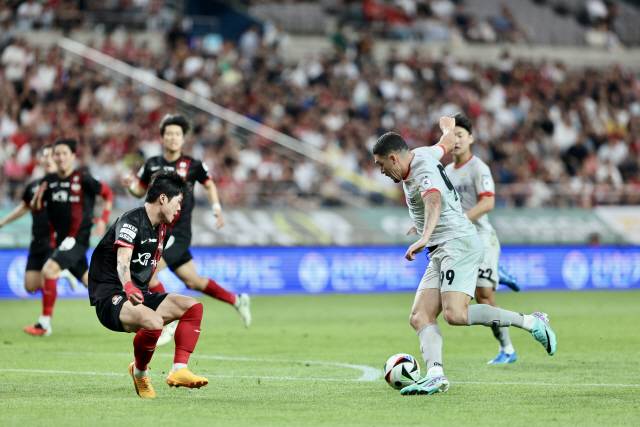 ▲ 강원FC는 26일 서울월드컵경기장에서 열린 ‘하나은행 K리그1 2024’ 19라운드에서 FC서울에게 0대2로 패배해 승점을 내줬다.[사진제공=강원FC]