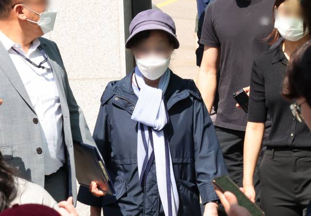 ▲ 통장 잔고 증명서 위조 혐의 등으로 작년 7월 징역 1년을 선고받고 복역 중이던 윤석열 대통령의 장모 최은순 씨가 지난달 14일 오전 가석방 돼 서울동부구치소를 나서고 있다. 연합뉴스
