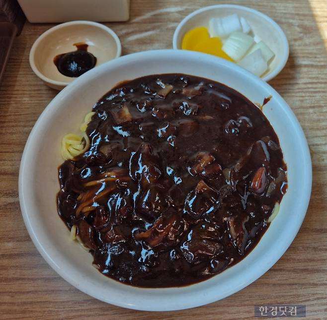 서울 종로구의 한 착한업소 식당에서 판매 중인 4500원짜리 짜장면 / 사진=성진우 기자