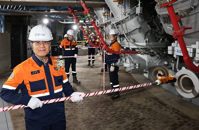 장인화 포스코그룹 회장이 포항제철소 4고로 풍구에 화입을 하고 있다. 사진=포스코