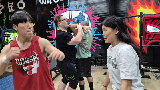 Mary, right, prepares to take a punch as a trainee receives hands-on guidance from a pro. [PWS KOREA]