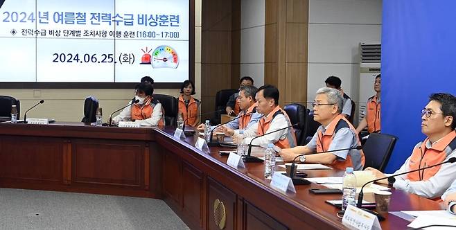 지난 25일 한국전력이 여름철 전력 수급 비상 훈련을 이행하고 있다. [사진 = 한국전력]