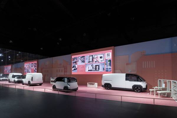 (왼쪽부터) ‘2024 부산모빌리티쇼’ 기아관 ‘PBV 존’에 전시된 PV5 하이 루프, PV1 콘셉트, PV7 콘셉트 [사진제공=기아]