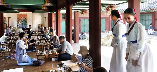 27일 서울 경복궁 소주방 권역에서 '한낮의 시식공감'이 열려 참석자들이 궁중 음식을 맛보고 있다.  김호영 기자