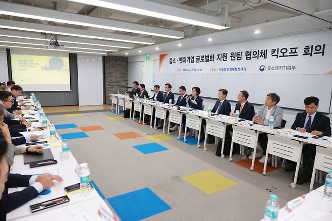 오영주 중소벤처기업부 장관이 27일 서울 용산구 서울창조경제혁신센터에서 열린 중소벤처기업 글로벌화 지원 원팀 협의체 킥오프 회의에서 참석자들과 글로벌화 지원계획을 논의하고 있다. /사진제공=중소벤처기업부