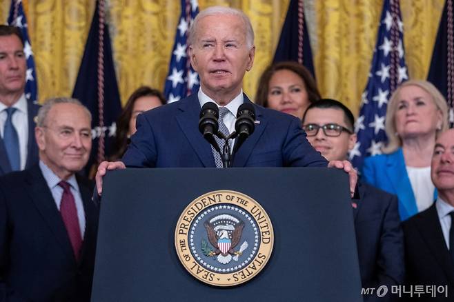 조 바이든 대통령이 18일(현지시간) 백악관에서 열린 '불법체류 청년 추방 유예(DACA)' 제도 12주년 기념행사에서 연설하고 있다./로이터=뉴스1