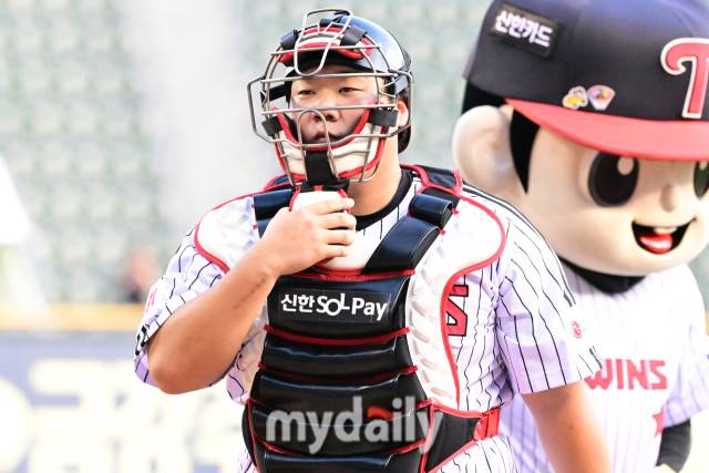 2024년 6월 21일 서울 잠실야구장에서 진행된 '2024 신한 SOL 뱅크 KBO 리그' KT-LG의 경기.LG 김범석 포수가 경기 준비를 하고 있다./마이데일리
