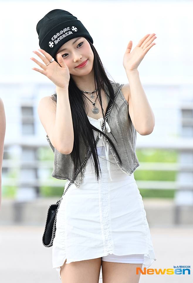 지난 6월 14일 인천공항에서 출국하는 멤버 루카, ‘화사하게 인사’