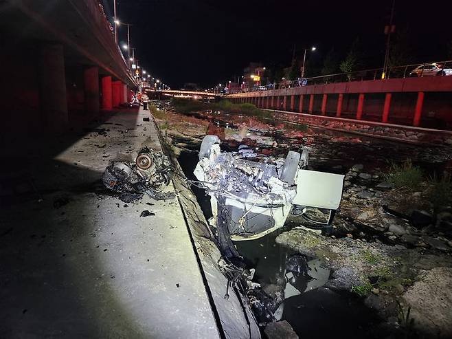 [대구=뉴시스] 26일 오후 11시50분께 대구 달성군 현풍읍 상리교에서 40대 A씨가 몰던 승용차가 난간을 들이받고 추락했다. (사진=대구소방안전본부 제공) 2024.06.27. photo@newsis.com *재판매 및 DB 금지