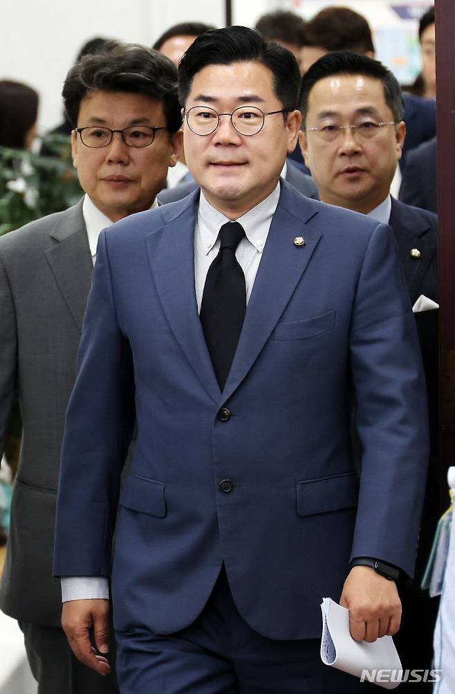 [서울=뉴시스] 조성우 기자 = 박찬대(가운데) 더불어민주당 당 대표 직무대행 겸 원내대표가 27일 오전 서울 여의도 국회에서 열린 정책조정회의에 참석하고 있다. 2024.06.27. xconfind@newsis.com