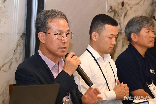 [서울=뉴시스]방승찬 한국전자통신연구원(ETRI) 원장이 27일 한국과학기술회관에서 열린 기자간담회에서 발언하고 있다. (사진=ETRI 제공)