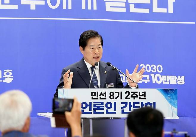 [고흥=뉴시스] 공영민 고흥군수가 27일 고흥군청 우주홀에서 민선8기 2주년 언론인 간담회를 하고 있다.   (사진=고흥군 제공)  2024.06.27. photo@newsis.com *재판매 및 DB 금지