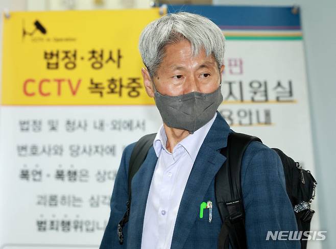 [서울=뉴시스] 고범준 기자 = 대장동 사건과 관련해 '허위 인터뷰 의혹'을 받는 전 언론노조위원장 신학림 씨가 지난 20일 오전 서울 서초구 서울중앙지법에서 열린 구속전 피의자 심문(영장실질심사)을 받기 위해 법정으로 들어가고 있다. 2024.06.20. bjko@newsis.com