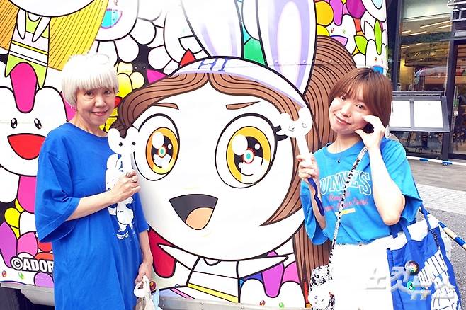 스포티파이 팝업 스토어에서 만난 '버니즈' 모녀. 왼쪽부터 유카코, 노도카씨. 김수정 기자