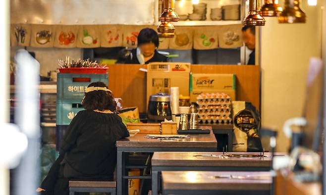 서울 중구 명동거리에 위치한 식당에서 직원들이 손님을 기다리고 있다. 뉴시스