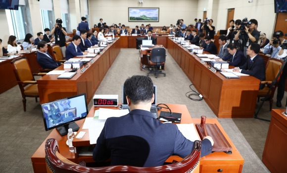 노란봉투법 입법공청회 - 안호영 국회 환경노동위원장이 26일 국회에서 열린 ‘노동조합 및 노동관계조정법 2·3조 개정안’(노란봉투법)에 대한 입법 공청회에서 의사봉을 두드리고 있다. 뉴스1