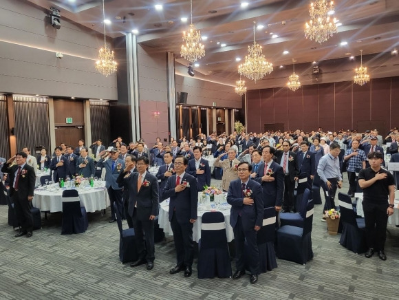 ‘통일·안보 특강 및 호국안보결의대회’에서 김형재 의원(첫째 줄 오른쪽에서 두 번째)과 참석자들이 국민의례를 하고 있다.