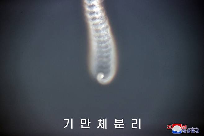 북한이 우리 군이 실패로 판단한 지난 26일 탄도미사일 발사가 다탄두 능력 확보를 위한 '성공적' 시험이었다고 주장했다. 조선중앙통신은 27일 "미사일총국은 26일 미사일 기술력 고도화 목표 달성에서 중대한 의미를 가지는 개별기동 전투부(탄두) 분리 및 유도조종시험을 성공적으로 진행하였다"고 밝혔다. ⓒ연합뉴스