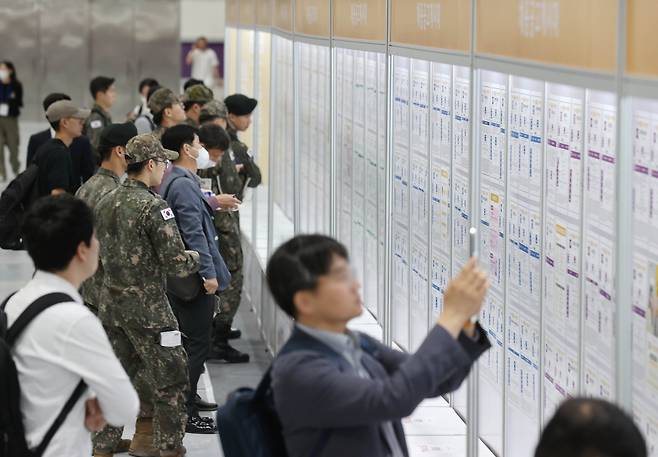 27일 고용노동부가 발표한 '2024년 상반기 직종별 사업체노동력조사 결과'에 따르면, 4월 1일 기준 채용부족인원은 52만4000명으로 지난해 같은 기간보다 8.1% 줄었다.&nbsp;ⓒ연합뉴스