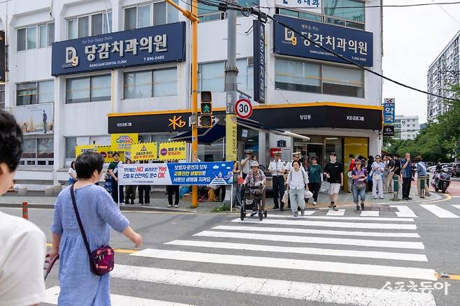 부산 부산진구가 지난 26일 당감시장 앞 도로에서 노인 교통사고 예방을 위한 캠페인을 진행하고 있다. (사진제공=부산 부산진구)