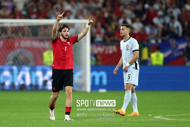 ▲ FIFA 랭킹 74위 조지아가 유로 2024에서 이변을 만들었다. 27일(한국시간) 독일 겔젠키르헨 아레나 아우프샬케에서 열린 유럽축구연맹(UEFA) 유럽축구선수권대회(유로2024) F조 조별리그 3차전(최종전)에서 포르투갈을 2-0으로 꺾었다. 나폴리 간판 스타인 흐비차 크바라츠헬리아는 선제 결승골과 함께 포르투갈 수비진을 위협하며 이날 경기 최우수선수(MOM)에 선정됐다. 조지아는 16강전에서 스페인을 상대로 두 번째 기적에 도전한다.