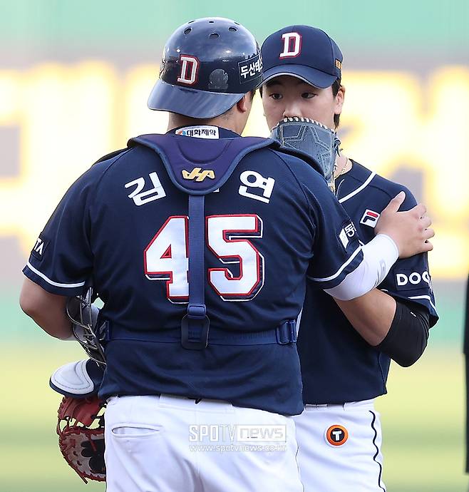 ▲ 두산 베어스 포수 김기연과 선발투수 최준호 ⓒ곽혜미 기자