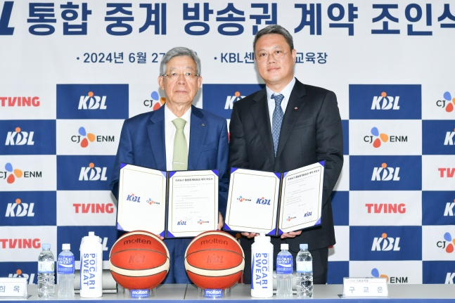 김희옥 KBL 총재(왼쪽)와 구교은 CJ ENM 스포츠국장이 27일 방송권 계약 조인식에 참석했다. /사진=KBL 제공